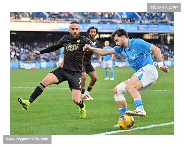 萨索洛vs比萨雨战中进行，场地积水影响传球成功率
